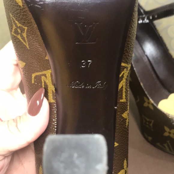 LOUIS VUITTON Patent Monogram Platform Pumps - Picture 6 of 6